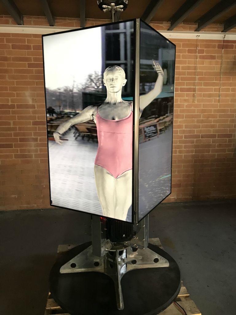 Parllax Dancer rotating prism of 4K monitors